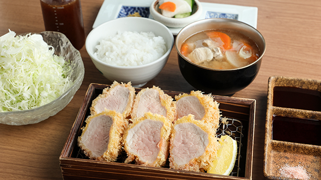 六白黒豚のとんかつ、ご飯、豚汁、キャベツをそろえた御膳